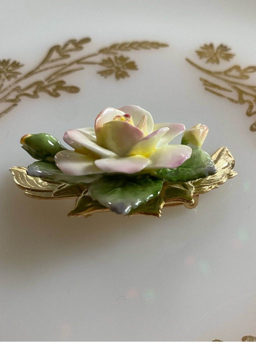 Vtg 1960’s Porcelain Pink & Green Rose Brooch with Gold Leaves 2” Grama Core - Picture 6 of 9